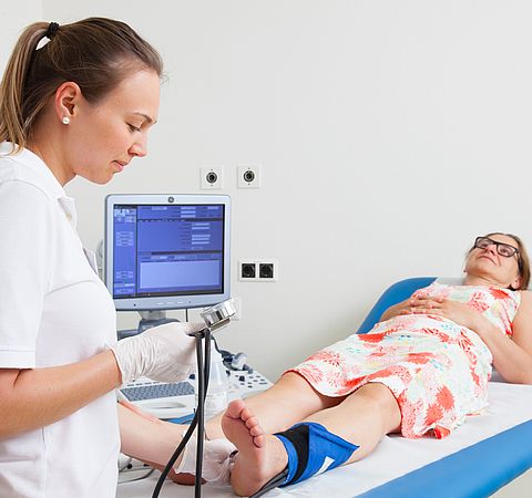 Ärztin untersucht patientin